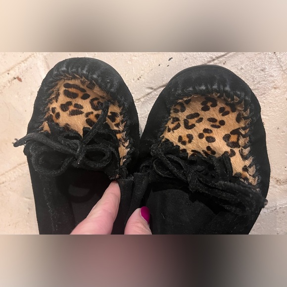 Minnetonka VGUC moccasins - Picture 3 of 3